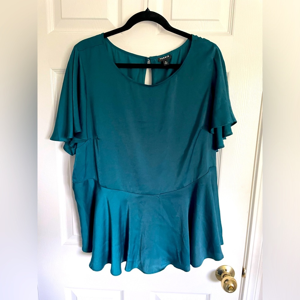 NWOT Torrid shiny blue blouse size 2 - Picture 3 of 6